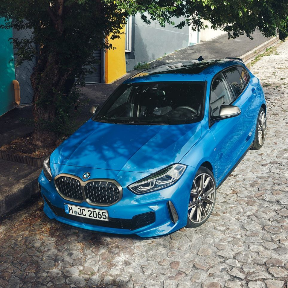 BMW Серия 1, паркирано на улицата BMW Серия 1 в цвят Misano Blue metallic, три четвърти изглед отпред, паркирано на улицата, от перспектива птичи поглед.