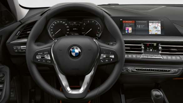 BMW Серия 1 F40 спортен кожен волан Кокпит на BMW Серия 1 F40 модел Sport Line със спортен кожен волан