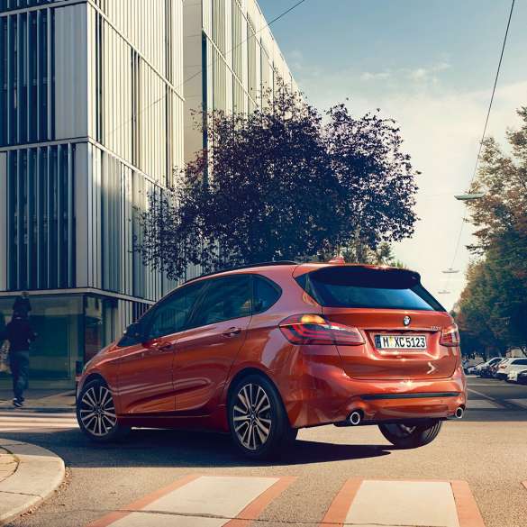 Динамика на управлението BMW Серия 2 Актив Турър Динамика на управлението BMW Серия 2 Актив Турър F45 фейслифт 2018 Sunset Orange metallic три четвърти изглед отзад
