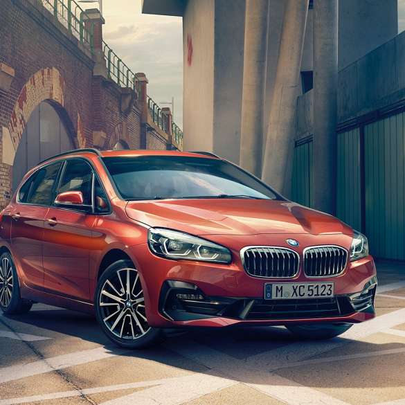 Екстериор BMW Серия 2 Актив Турър BMW Серия 2 Актив Турър F45 фейслифт 2018 Sunset Orange metallic три четвърти изглед отпред паркирано в алея