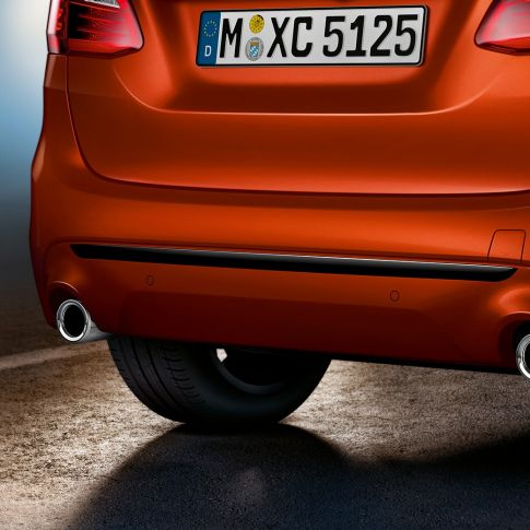 Задна част BMW Серия 2 Актив Турър Задна част BMW Серия 2 Актив Турър F45 фейслифт 2018 Sunset Orange metallic снимка отблизо отпред