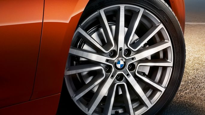Алуминиеви джанти BMW Серия 2 Актив Турър Алуминиеви джанти BMW Серия 2 Актив Турър F45 фейслифт 2018 Sunset Orange metallic снимка отблизо джанта