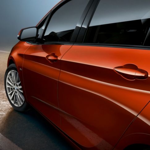 Снимка отблизо BMW Серия 2 Актив Турър BMW Серия 2 Актив Турър F45 фейслифт 2018 Sunset Orange metallic снимка отстрани