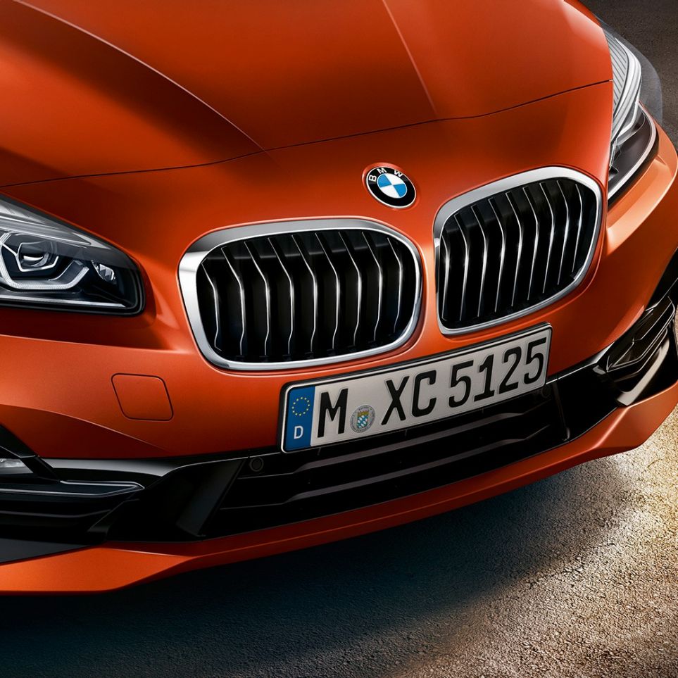 Двойна бъбрековидна радиаторна решетка BMW Серия 2 Актив Турър Двойна бъбрековидна радиаторна решетка BMW Серия 2 Актив Турър F45 фейслифт 2018 Sunset Orange metallic снимка отблизо отпред