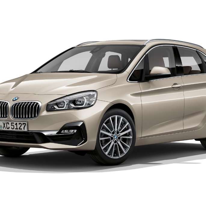 Три четвърти изглед отпред BMW Серия 2 Актив Турър Модел Luxury Line BMW Серия 2 Актив Турър Модел Luxury Line 225i xDrive F45 2018 Jucaro Beige metallic три четвърти изглед отпред