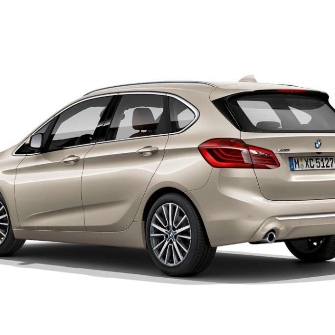 Три четвърти изглед отзад BMW Серия 2 Актив Турър Модел Luxury Line BMW Серия 2 Актив Турър Модел Luxury Line 225i xDrive F45 2018 Jucaro Beige metallic три четвърти изглед отзад