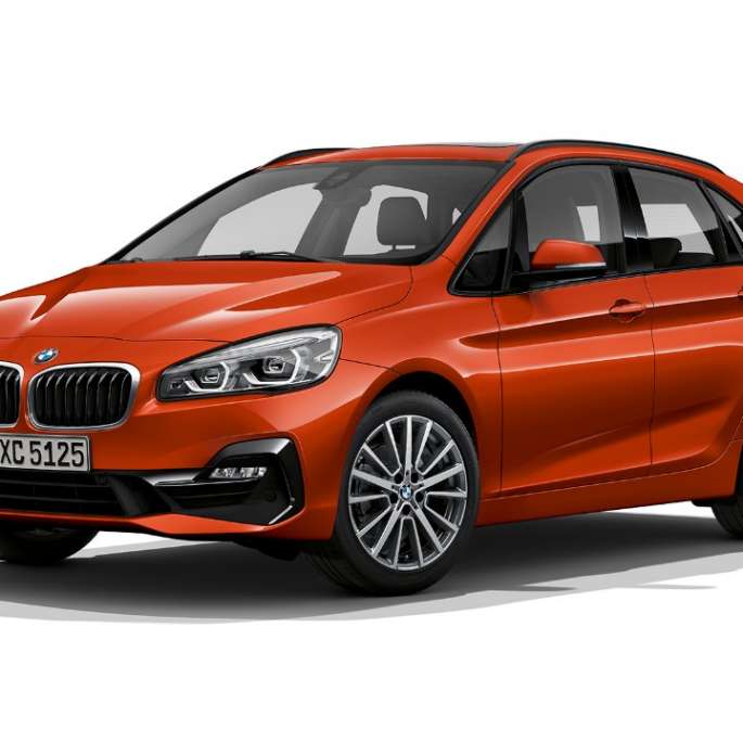 Три четвърти изглед отпред BMW Серия 2 Актив Турър Модел Sport Line BMW Серия 2 Актив Турър Модел Sport Line 220i F45 2018 Sunset Orange metallic три четвърти изглед отпред
