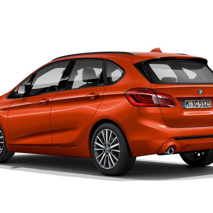 Три четвърти изглед отзад BMW Серия 2 Актив Турър Модел Sport Line BMW Серия 2 Актив Турър Модел Sport Line 220i F45 2018 Sunset Orange metallic три четвърти изглед отзад