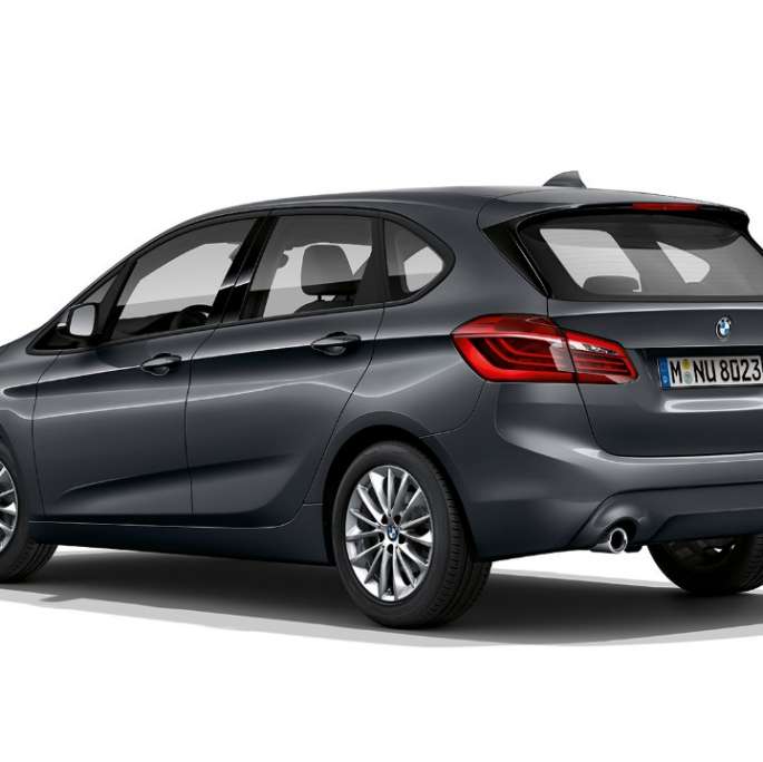 Три четвърти изглед отзад BMW Серия 2 Актив Турър Модел Advantage BMW Серия 2 Актив Турър F45 2018 218i Модел Advantage Mineral Grey metallic три четвърти изглед отзад