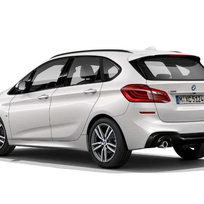 Три четвърти изглед отзад BMW Серия 2 Актив Турър Модел M Sport BMW Серия 2 Актив Турър бяло 220d xDrive Модел M Sport F45 2018 Mineral White metallic три четвърти изглед отзад