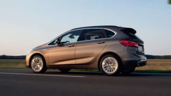 Plug-in хибрид BMW 225xe Актив Турър F45 три четвърти изглед отстрани в движение Plug-in хибрид BMW 225xe Актив Турър F45 три четвърти изглед отстрани в движение по пътя