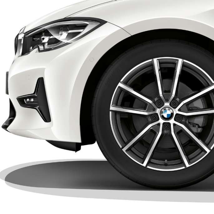 BMW Серия 3 Седан, Модел Sport Line, алуминиева джанта. Снимка отблизо на алуминиева джанта на BMW Серия 3 Седан с оборудване Модел Sport Line.