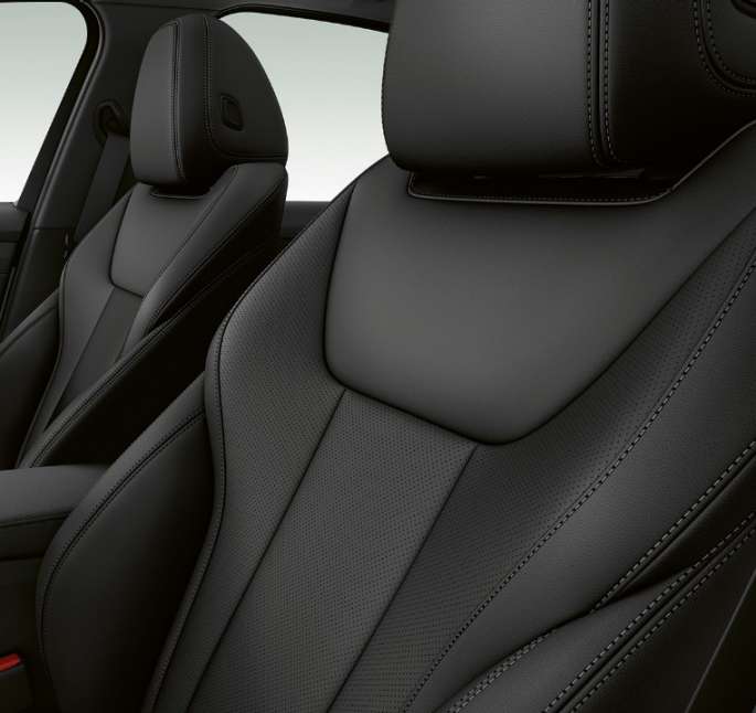 BMW Серия 3 Седан, предни седалки на Модел Sport Line. Странична снимка отблизо на предните седалки на BMW Серия 3 Седан с оборудване Модел Sport Line.