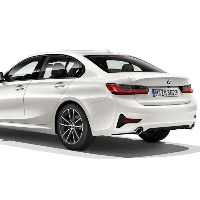 BMW Серия 3 Седан, Модел Sport Line, отзад. Три четвърти снимка отзад на BMW Серия 3 Седан с оборудване Модел Sport Line.