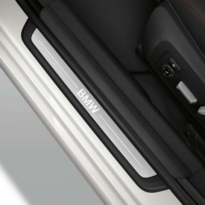 BMW Серия 3 Седан, Модел Sport Line, лайстна на прага. Изглед отгоре на лайстната на прага на BMW Серия 3 Седан с оборудване Модел Sport Line.