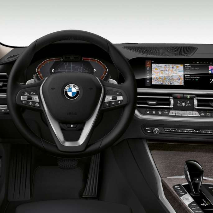 BMW Серия 3 Седан, Модел Luxury Line, кокпит. Фронтална снимка отблизо на кокпита от страната на водача на BMW Серия 3 Седан с оборудване Модел Luxury Line.