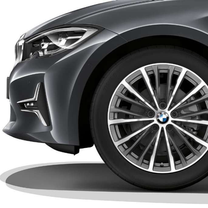 BMW Серия 3 Седан, Модел Luxury Line, алуминиева джанта. Снимка отблизо на алуминиева джанта на BMW Серия 3 Седан с оборудване Модел Luxury Line.