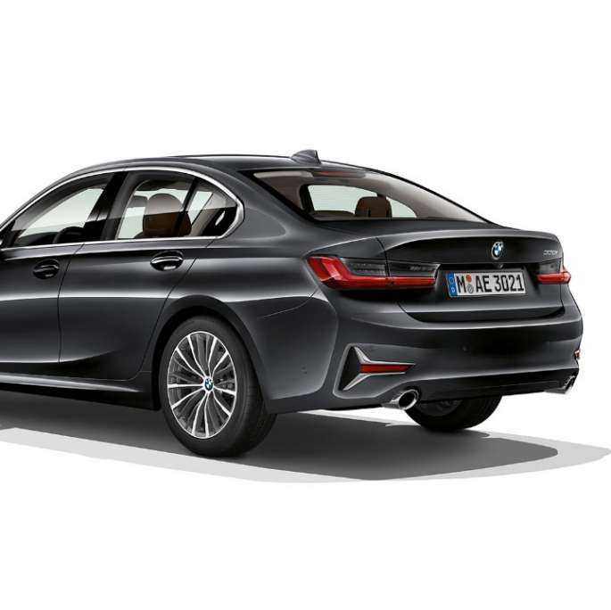 BMW Серия 3 Седан, Модел Luxury Line, отзад. Три четвърти снимка отзад на BMW Серия 3 Седан с оборудване Модел Luxury Line.