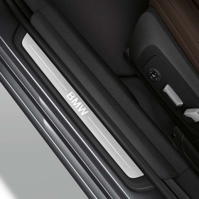 BMW Серия 3 Седан, Модел Luxury Line, лайстна на прага. Изглед отгоре на лайстната на прага на BMW Серия 3 Седан с оборудване Модел Luxury Line.