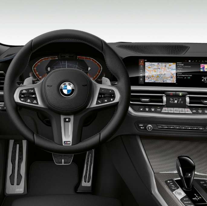 BMW Серия 3 Седан, Модел M Sport, кокпит. Фронтална снимка отблизо на кокпита от страната на водача на BMW Серия 3 Седан с оборудване Модел M Sport.