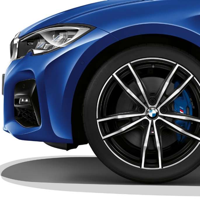 BMW Серия 3 Седан, Модел M Sport, алуминиева джанта. Снимка отблизо на алуминиева джанта на BMW Серия 3 Седан с оборудване Модел M Sport.