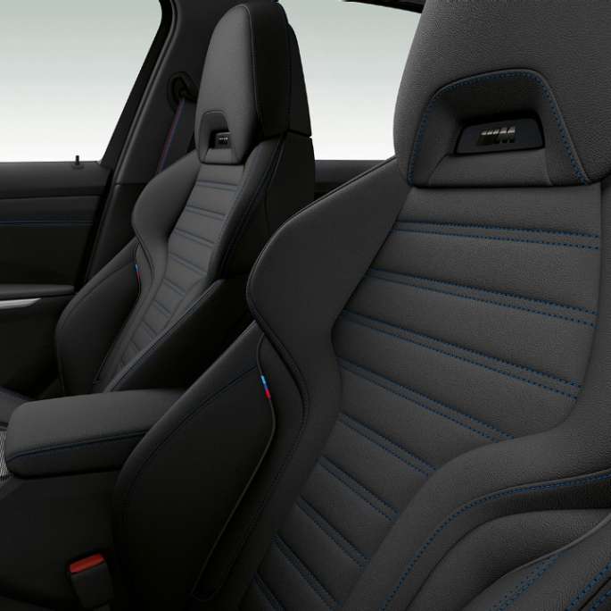 BMW Серия 3 Седан, предни седалки на Модел M Sport. Странична снимка отблизо на предните седалки на BMW Серия 3 Седан с оборудване Модел M Sport.