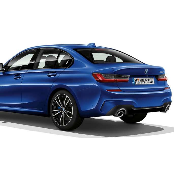 BMW Серия 3 Седан, Модел M Sport, отзад. Три четвърти снимка отзад на BMW Серия 3 Седан с оборудване Модел M Sport.