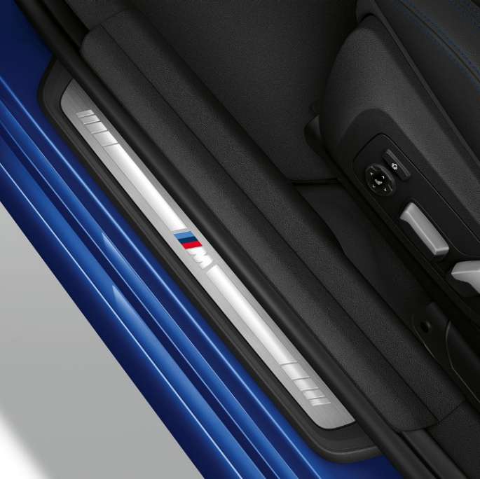 BMW Серия 3 Седан, Модел M Sport, лайстна на прага. Изглед отгоре на лайстната на прага на BMW Серия 3 Седан с оборудване Модел M Sport.