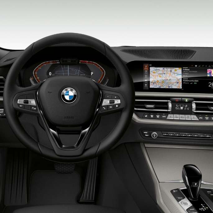 BMW Серия 3 Седан, Модел Advantage кокпит. Фронтална снимка отблизо на кокпита от страната на водача на BMW Серия 3 Седан с оборудване Модел Advantage.