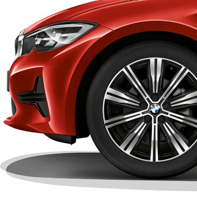 BMW Серия 3 Седан, Модел Advantage, алуминиева джанта. Снимка отблизо на алуминиева джанта на BMW Серия 3 Седан с оборудване Модел Advantage.
