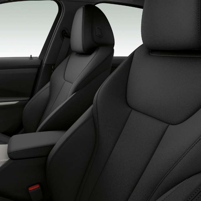BMW Серия 3 Седан, предни седалки на Модел Advantage. Странична снимка отблизо на предните седалки на BMW Серия 3 Седан с оборудване Модел Advantage.