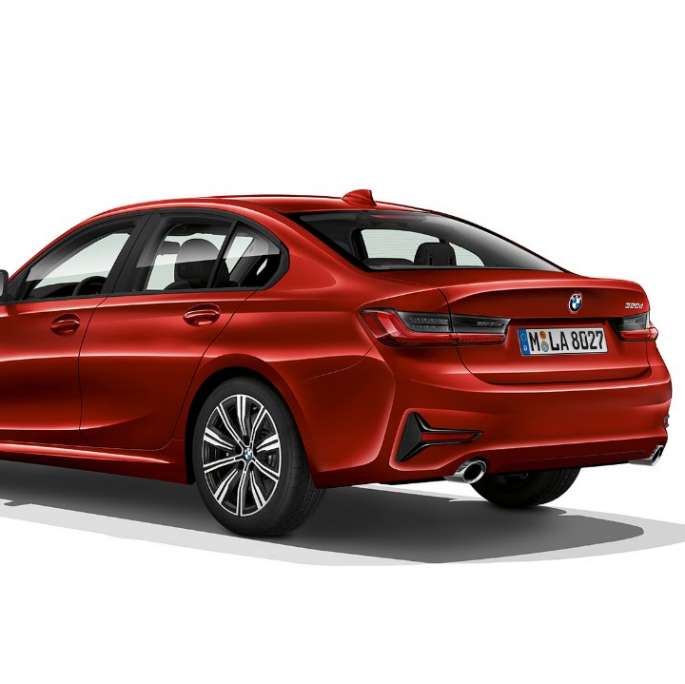 BMW Серия 3 Седан, Модел Advantage, отзад. Три четвърти снимка отзад на BMW Серия 3 Седан с оборудване Модел Advantage.