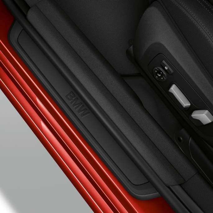 BMW Серия 3 Седан, Модел Advantage, лайстна на прага. Изглед отгоре на лайстната на прага на BMW Серия 3 Седан с оборудване Модел Advantage.