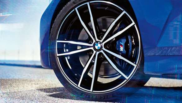 BMW Серия 3 Седан, M Sport спирачки. Детайлен изглед на колелото на BMW Серия 3 Седан с M Sport спирачки.