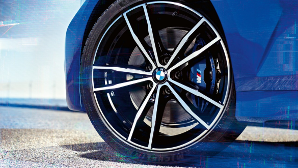 BMW Серия 3 Седан, M Sport спирачки. Детайлен изглед на колелото на BMW Серия 3 Седан с M Sport спирачки.