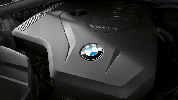 BMW Серия 3 Седан, BMW TwinPower Turbo 4-цилиндров бензинов двигател. Детайлен изглед отблизо на BMW TwinPower Turbo 4-цилиндровия бензинов двигател в BMW Серия 3 Седан.