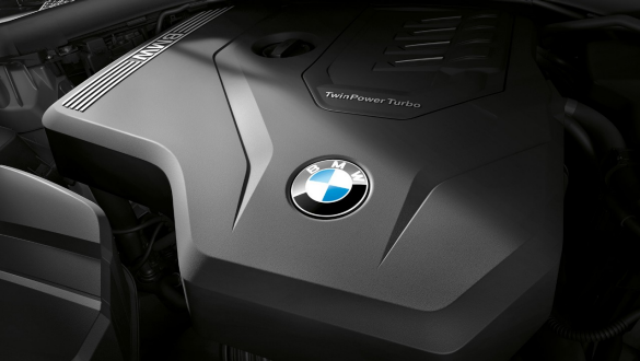 BMW Серия 3 Седан, BMW TwinPower Turbo 4-цилиндров бензинов двигател. Детайлен изглед отблизо на BMW TwinPower Turbo 4-цилиндровия бензинов двигател в BMW Серия 3 Седан.