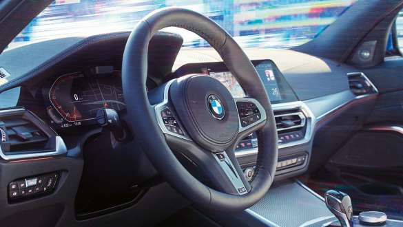 BMW Серия 3 Седан, адаптивно спортно управление. Детайлен изглед на кокпита на BMW Серия 3 Седан с фокус върху волана с опция за спортно управление.