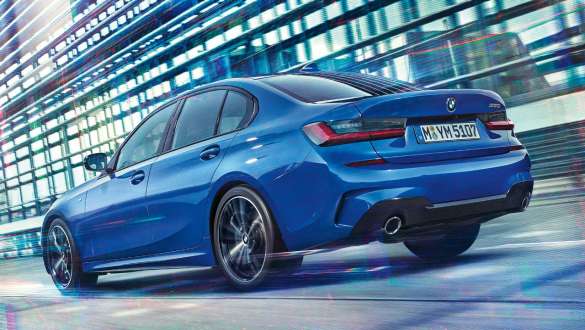 BMW Серия 3 Седан, адаптивно М окачване. Заден изглед на BMW Серия 3 Седан в движение с адаптивно М окачване.