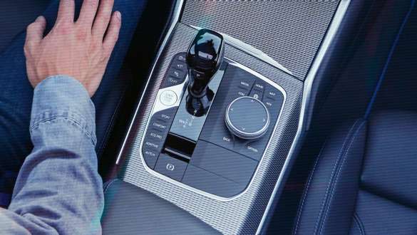 BMW Серия 3 Седан, трансмисия Steptronic Sport. Детайлен изглед от птичи поглед към централната конзола на BMW Серия 3 Седан със скоростен лост и трансмисия Steptronic Sport.