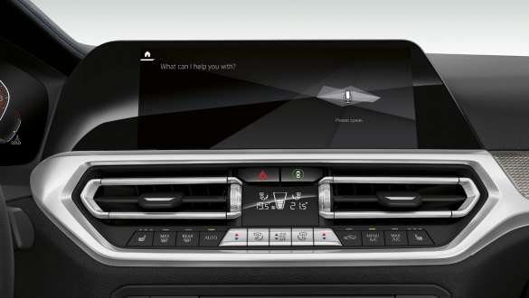 BMW Серия 3 Седан, BMW Intelligent Personal Assistant. Фронтална снимка отблизо на дисплеите в кокпита на BMW Серия 3 Седан с BMW Intelligent Personal Assistant.
