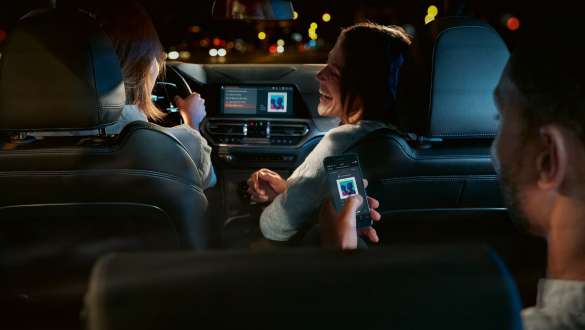 BMW Серия 3 Седан, Connected Command. Фронтална снимка отблизо на дисплеите в кокпита на BMW Серия 3 Седан с Connected Command.