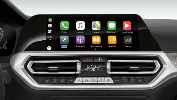 BMW Серия 3 Седан, подготовка за Apple CarPlay®. Фронтална снимка отблизо на дисплеите в кокпита на BMW Серия 3 Седан с подготовка за Apple CarPlay®.