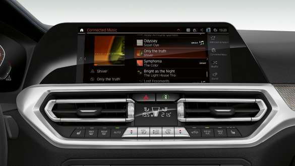 BMW Серия 3 Седан, Connected Music. Фронтална снимка отблизо на дисплеите в кокпита на BMW Серия 3 Седан с Connected Music.