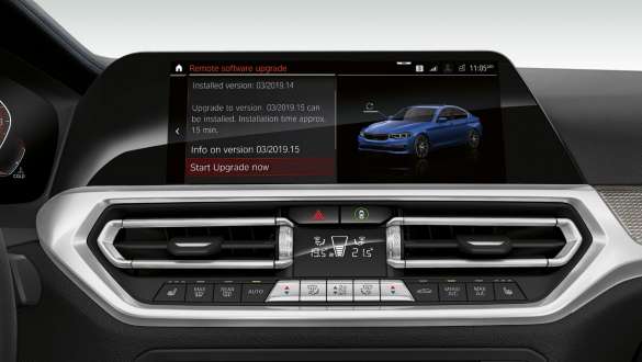 BMW Серия 3 Седан, Remote Software Upgrade. Фронтална снимка отблизо на дисплеите в кокпита на BMW Серия 3 Седан с Remote Software Upgrade.