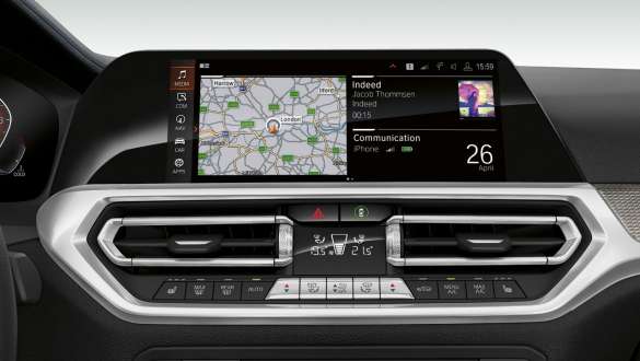 BMW Серия 3 Седан, BMW Operating System 7.0. Фронтална снимка отблизо на дисплеите в кокпита на BMW Серия 3 Седан с BMW Operating System 7.0.
