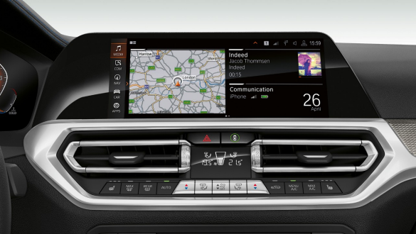 BMW Серия 3 Седан, BMW Operating System 7.0. Фронтална снимка отблизо на дисплеите в кокпита на BMW Серия 3 Седан с BMW Operating System 7.0.