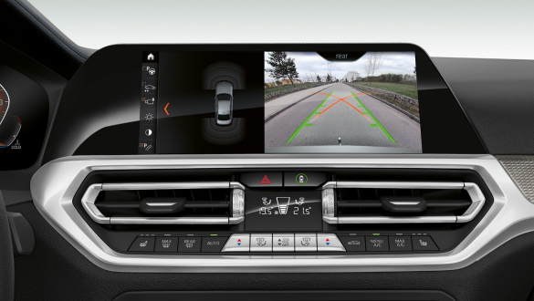 BMW Серия 3 Седан, Асистент за паркиране Plus. Фронтална снимка отблизо на дисплеите в кокпита на BMW Серия 3 Седан с Асистент за паркиране Plus.