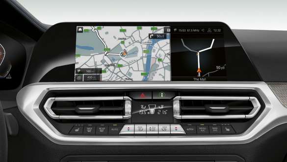 BMW Серия 3 Седан, BMW Live Cockpit Professional. Фронтална снимка отблизо на дисплеите в кокпита на BMW Серия 3 Седан с BMW Live Cockpit Professional.