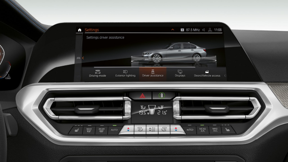 BMW Серия 3 Седан, Асистент за шофиране Professional. Фронтална снимка отблизо на дисплеите в кокпита на BMW Серия 3 Седан с Асистент за шофиране Professional.